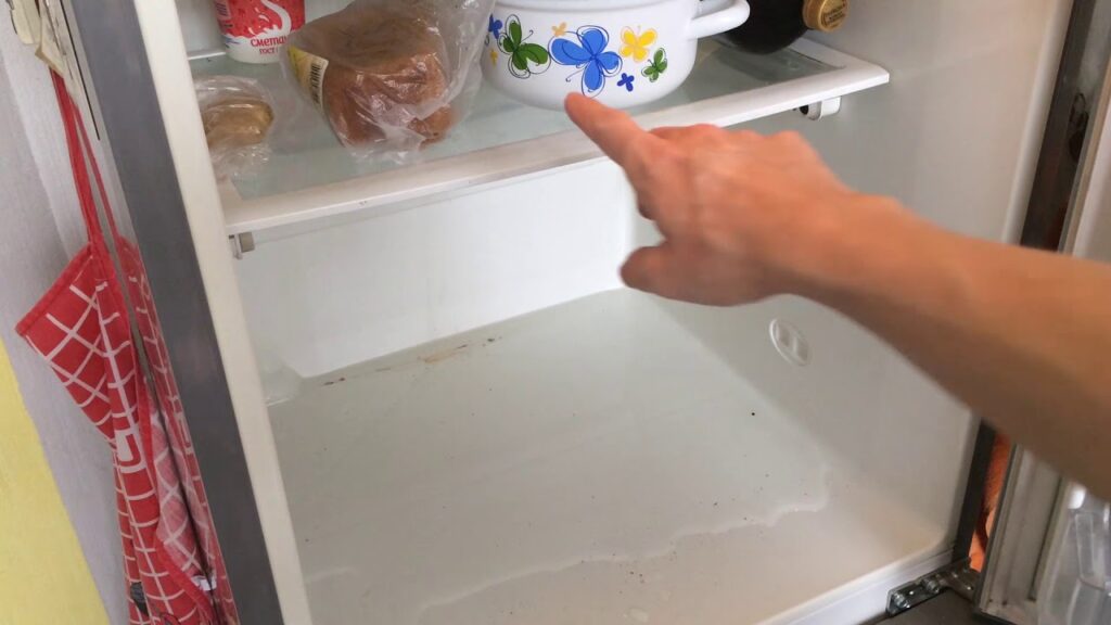 скапливается вода в холодильнике